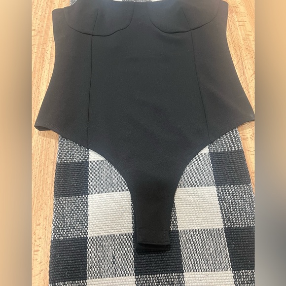 Tight fitting black bodysuit with shape outline detail throughout - Picture 2 of 12